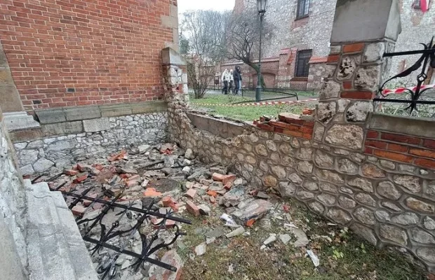 Сила удару була дуже великою: П’яний українець на авто врізався в одну з найдавніших церков у центрі Кракова Сила удару була дуже великою: П’яний українець на авто врізався в одну з найдавніших церков у центрі Кракова