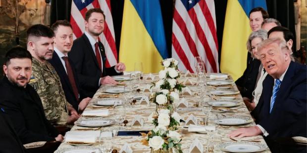 Тришаровий шоколадний торт Трамп: Чим пригощали українську делегацію на переговорах у Мар-а-Лаго (фото) Тришаровий шоколадний торт Трамп: Чим пригощали українську делегацію на переговорах у Мар-а-Лаго (фото)