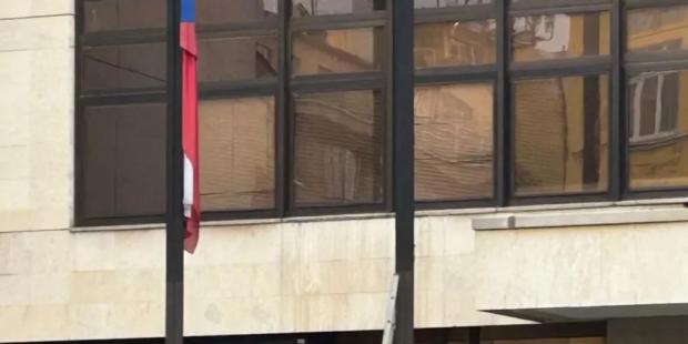 Це в них епідемія така?: У Чехії новий глава МВС вирішив зняти з будівлі відомства український прапор Це в них епідемія така?: У Чехії новий глава МВС вирішив зняти з будівлі відомства український прапор