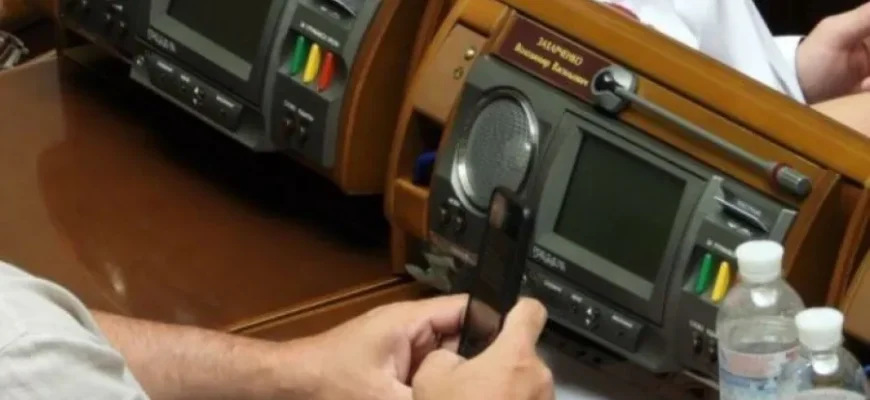 У Верховній Раді викрили організовану групу, яка брала гроші за «потрібні» голосування У Верховній Раді викрили організовану групу, яка брала гроші за «потрібні» голосування