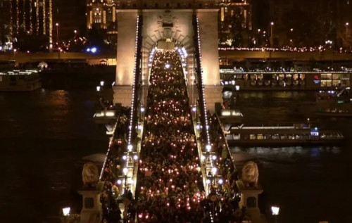 В Угорщині тисячі людей вийшли на протести на тлі скандалу з насильством над дітьми В Угорщині тисячі людей вийшли на протести на тлі скандалу з насильством над дітьми