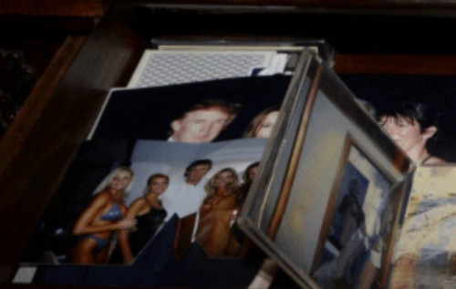 З сайту Мінʼюсту США зникла частина файлів Епштейна, зокрема фото з Трампом — AP З сайту Мінʼюсту США зникла частина файлів Епштейна, зокрема фото з Трампом — AP