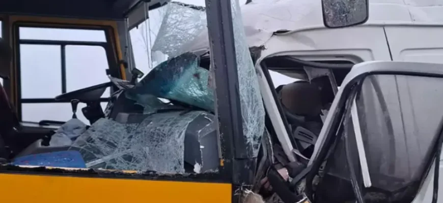 Жахлива ДТП на Дніпропетровщині: шкільний автобус зіткнувся з мікроавтобусом Жахлива ДТП на Дніпропетровщині: шкільний автобус зіткнувся з мікроавтобусом