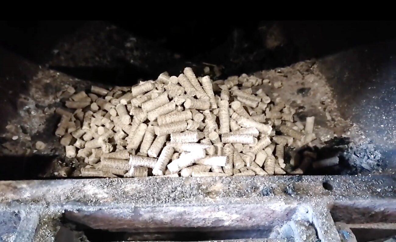 Експерти порадили, яку добавку покласти у пічку, аби набагато швидше розпалити її для опалення