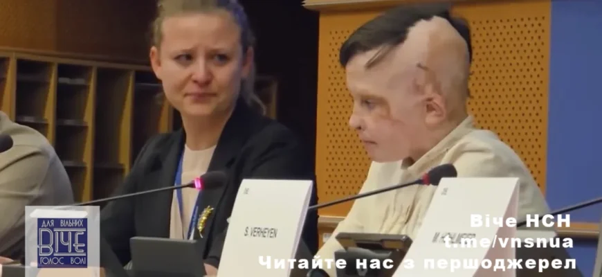 Відео. Перекладачка у Європарламенті не стримала сліз під час виступу 11-річного Романа, який дивом вижив під час обстрілу Вінниці російськими військами. Відео. Перекладачка у Європарламенті не стримала сліз під час виступу 11-річного Романа, який дивом вижив під час обстрілу Вінниці російськими військами.