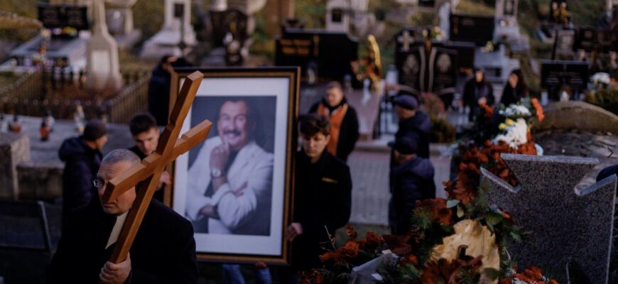 🕊️ Степан Гіга поховали: сотні людей співали “Яворину” на Личакові! 💔 🕊️ Степан Гіга поховали: сотні людей співали “Яворину” на Личакові! 💔