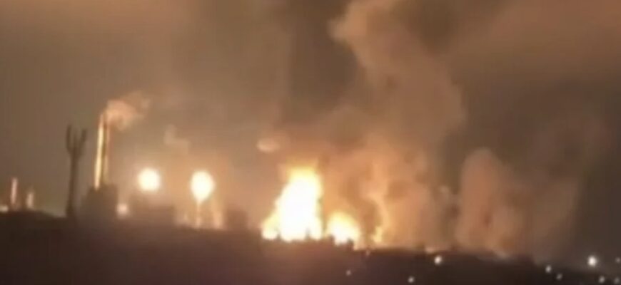 У Ставропольському краї після атаки дронів виникла масштабна пожежа на хімзаводі «Лукойлу» У Ставропольському краї після атаки дронів виникла масштабна пожежа на хімзаводі «Лукойлу»