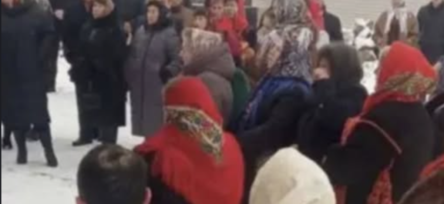 “Будемо святкувати 7 січня”: вірян на Прикарпатті не пустили в храм на різдвяне богослужіння. Деталі… “Будемо святкувати 7 січня”: вірян на Прикарпатті не пустили в храм на різдвяне богослужіння. Деталі…