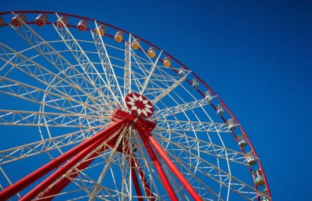 Зупинилось раптово: У Черкасах люди застрягли на колесі огляду в мороз (відео) Зупинилось раптово: У Черкасах люди застрягли на колесі огляду в мороз (відео)