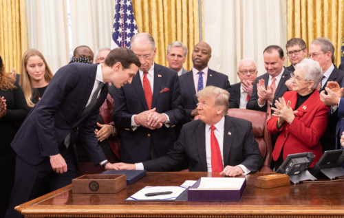 Зять Трампа Кушнер активно втручається в політику США, попри всі обіцянки – Bloomberg Зять Трампа Кушнер активно втручається в політику США, попри всі обіцянки – Bloomberg