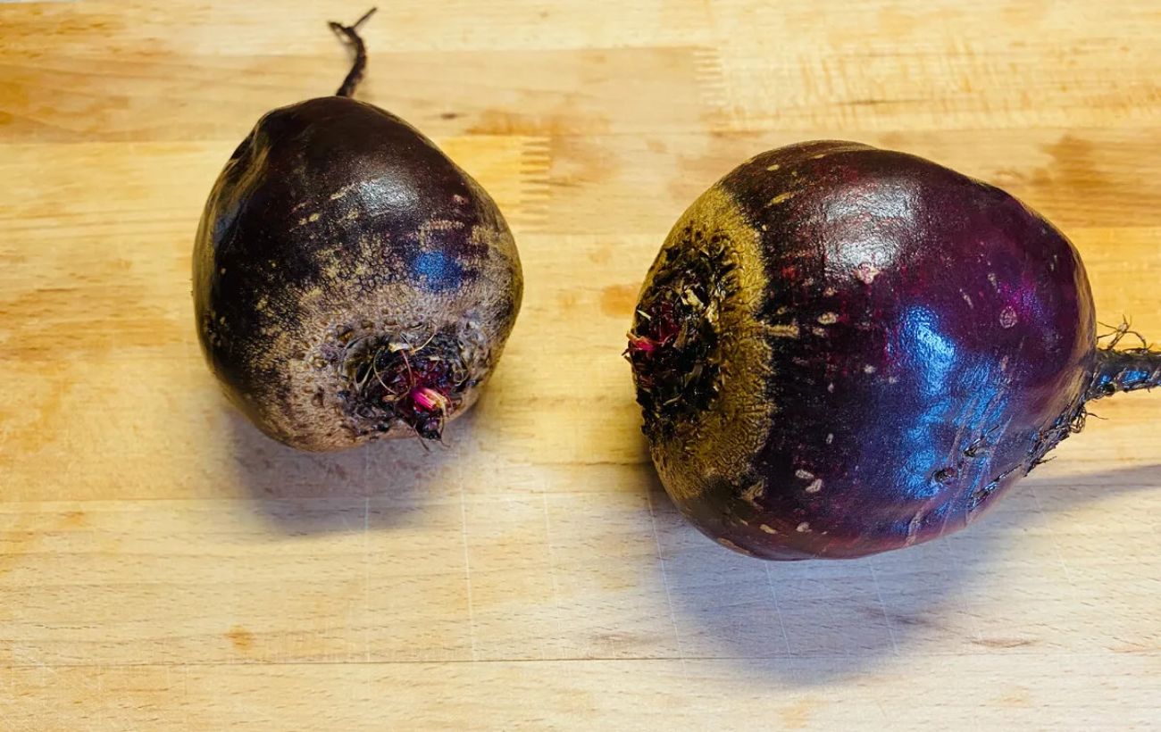 Експерти розповіли, яка проста дія допоможе набагато швидше приготувати буряк на салат