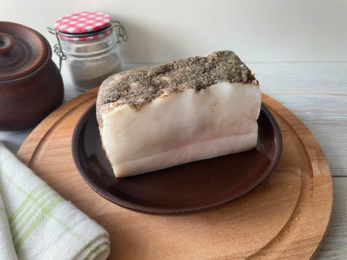 Експерти розповіли, як обирати сало на базарі, аби бути впевненим в якості та смаку