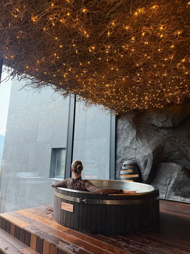 Карпати, чан та легендарні огірки: Леся Нікітюк влаштувала собі яскравий релакс у Буковелі 7 SaveClip.App 603931326 18551909632008885 8715855930731971504 n e1766434755675