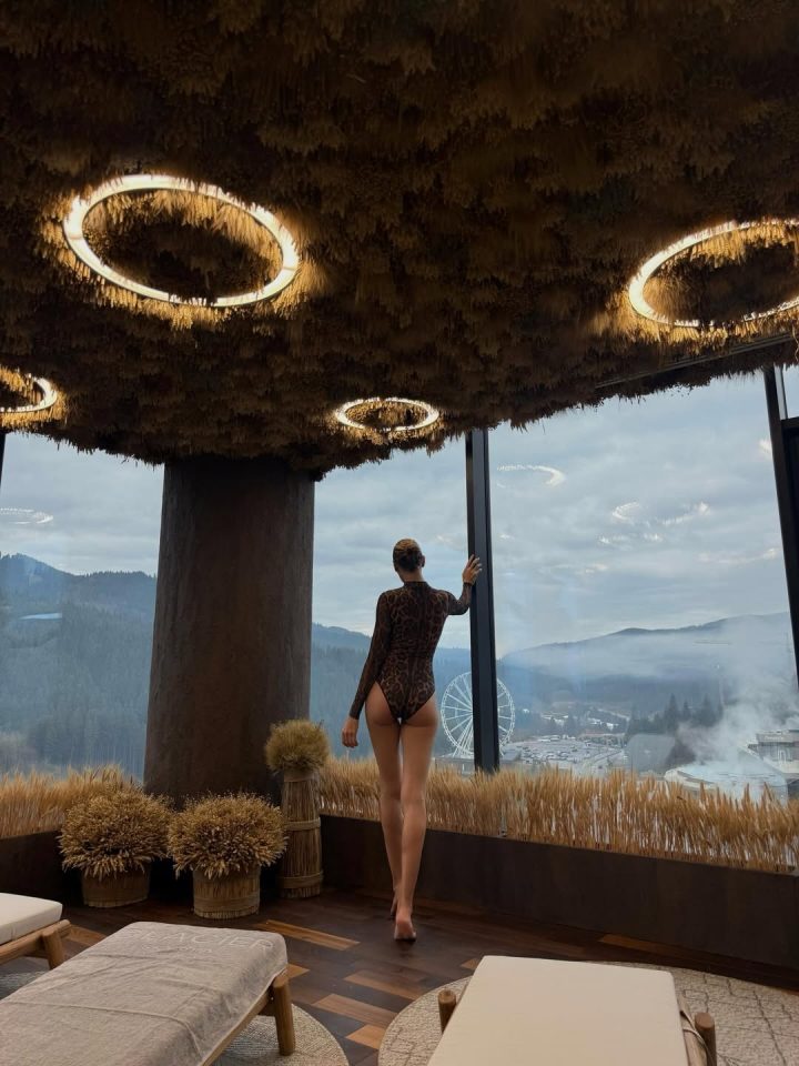 Карпати, чан та легендарні огірки: Леся Нікітюк влаштувала собі яскравий релакс у Буковелі 10 SaveClip.App 604044702 18551909485008885 6891145829709679295 n e1766434740409