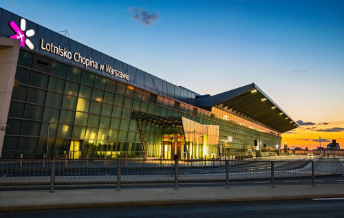 Українку не допустили на рейс у Варшаві через напис "бомба" на чолі Українку не допустили на рейс у Варшаві через напис "бомба" на чолі
