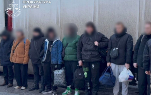 На Буковині іноземець намагався вивезти до Молдови сімох чоловіків у вантажівці з пивом На Буковині іноземець намагався вивезти до Молдови сімох чоловіків у вантажівці з пивом