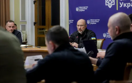 Шмигаль розповів про ліквідацію наслідків атаки: “Аналізуємо, яку кількість електроенергії можна додатково вивільнити” Шмигаль розповів про ліквідацію наслідків атаки: “Аналізуємо, яку кількість електроенергії можна додатково вивільнити”
