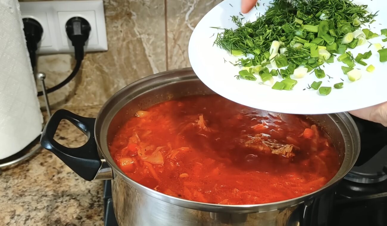 Господині розповіли, як варити борщ, щоб він залишався насичено-червоним