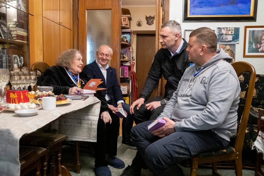 Ліна Костенко з Валерієм Залужним і Віталієм Кличком Ліна Костенко з Валерієм Залужним і Віталієм Кличком