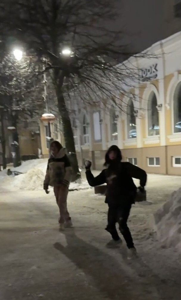 У Хмельницькому люди кидали сніжками у фото загиблих військових / © скриншот з відео