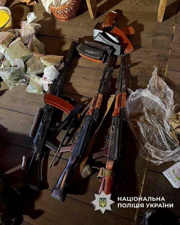 Автомати, які були знайдені в помешканні нападника. Фото: Нацполіція