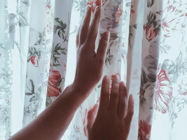 Експерти радять вночі щільно закривати штори, щоб мінімізувати охолодження приміщення. / © pexels.com