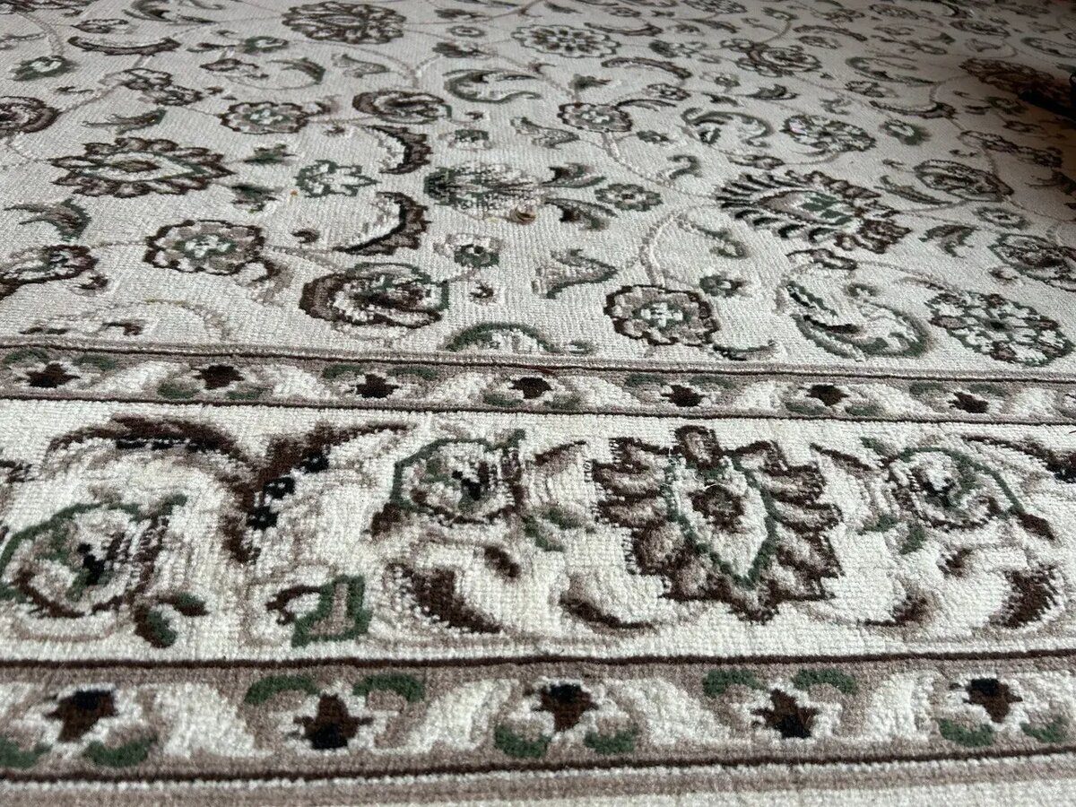 Експерти пояснили, як очистити килим від жиру за допомогою ложки крохмалю – простий спосіб