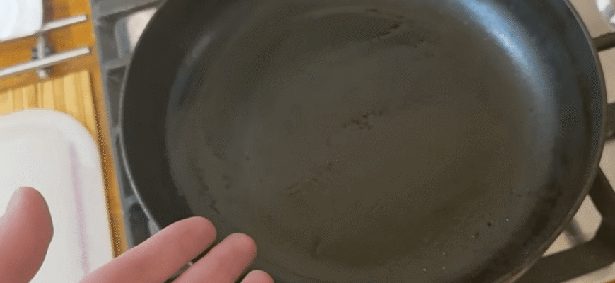 На будь-якій пательні можна смажити без масла: дідусь звичайні сковорідки робить з антипригарним покриттям На будь-якій пательні можна смажити без масла: дідусь звичайні сковорідки робить з антипригарним покриттям