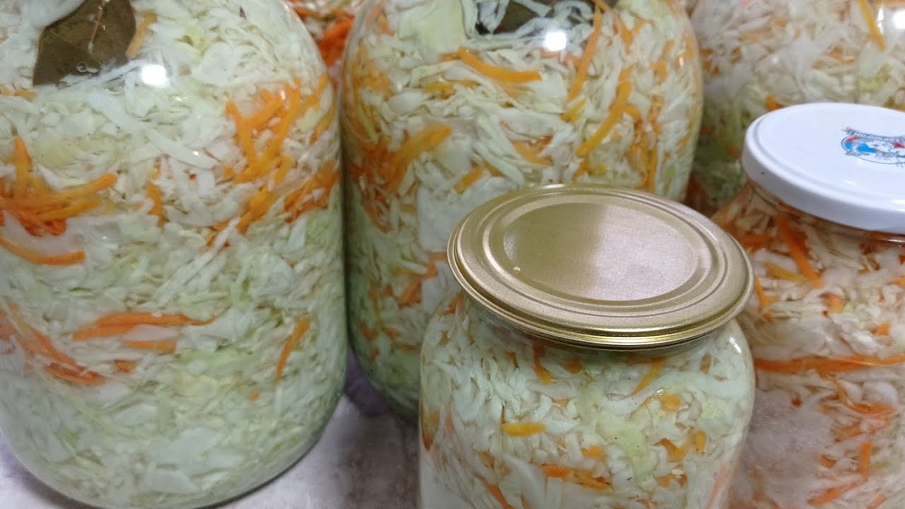 Господині розповіли, скільки солі потрібно покласти на 3-літрову банку капусти