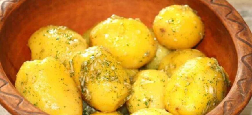 Чому я раніше так не варила картоплю? Додаю у воду 1 шматок вершкового масла і часник Чому я раніше так не варила картоплю? Додаю у воду 1 шматок вершкового масла і часник