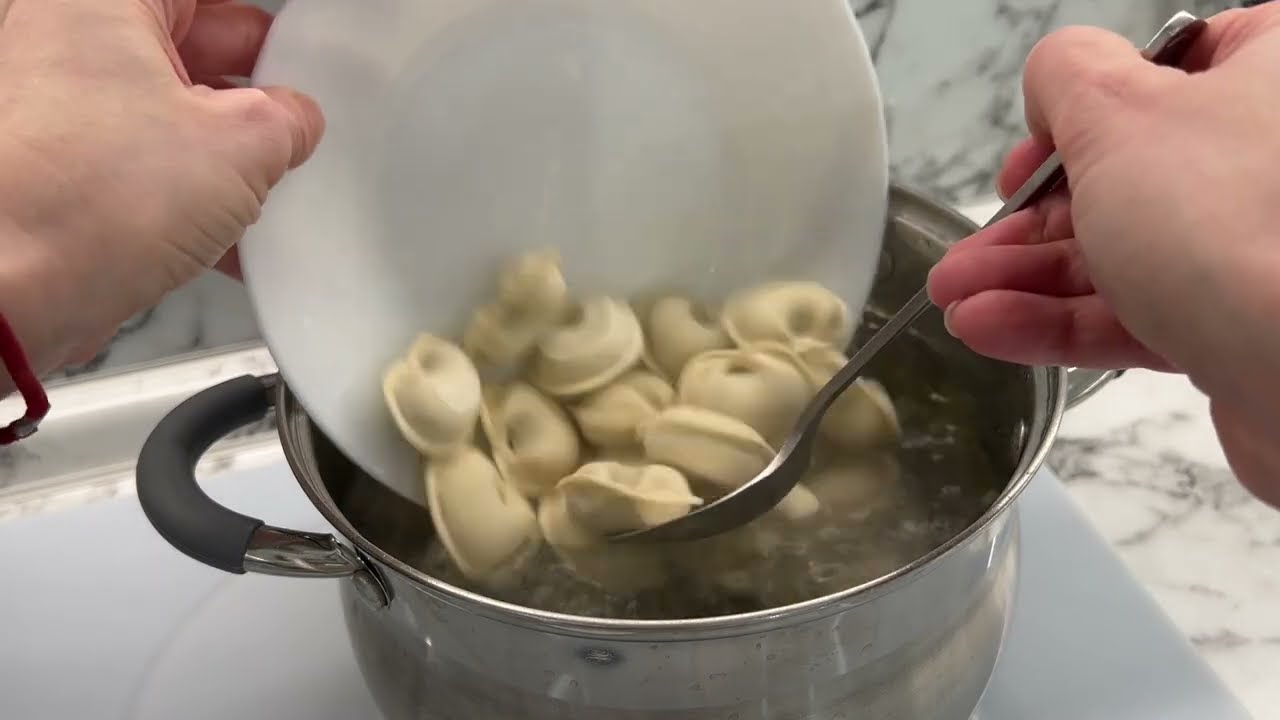 Господині розповіли, що додати у воду для смаку, коли варите пельмені
