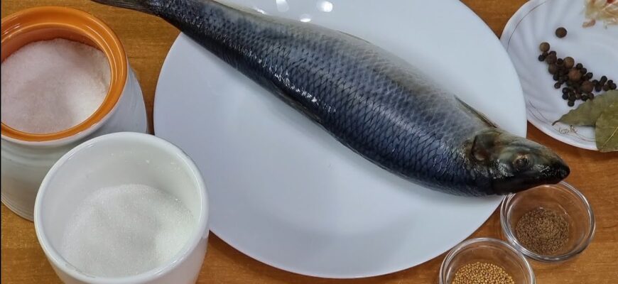 Чищу оселедець за 1 хвилину без жодної кісточки: 1 рух пальцем – і хребет виходить разом з ребрами Чищу оселедець за 1 хвилину без жодної кісточки: 1 рух пальцем – і хребет виходить разом з ребрами