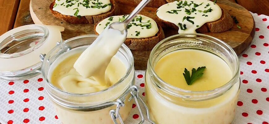 Заливаю 1 плавлений сирок 150 мл окропу – і вершковий соус готовий: подаю і до бутербродів, і до гарнірів Заливаю 1 плавлений сирок 150 мл окропу – і вершковий соус готовий: подаю і до бутербродів, і до гарнірів