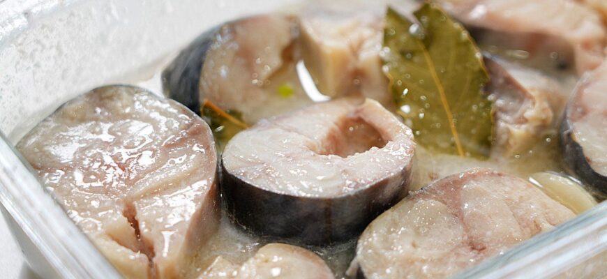 Готую малосольну скумбрію – виходить ідеально ніжною уже буквально за 24 години: “бабусин” рецепт Готую малосольну скумбрію – виходить ідеально ніжною уже буквально за 24 години: “бабусин” рецепт