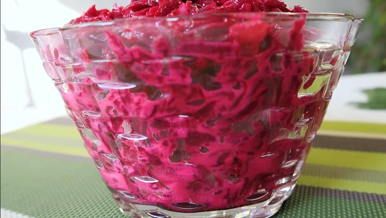 Кулінари розповіли, як приготувати смачний салат з буряків і ще 3-х інгредієнтів