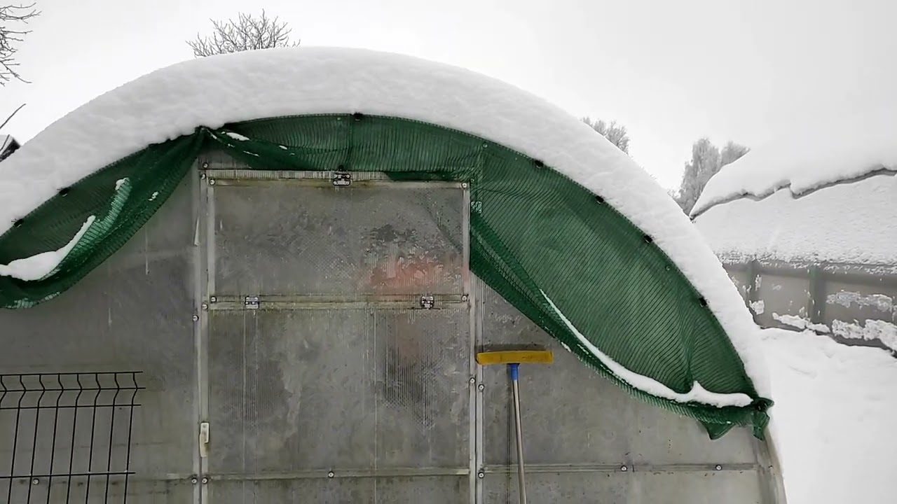 Садівники розповіли, як можна обігріти теплицю взимку без зайвих витрат