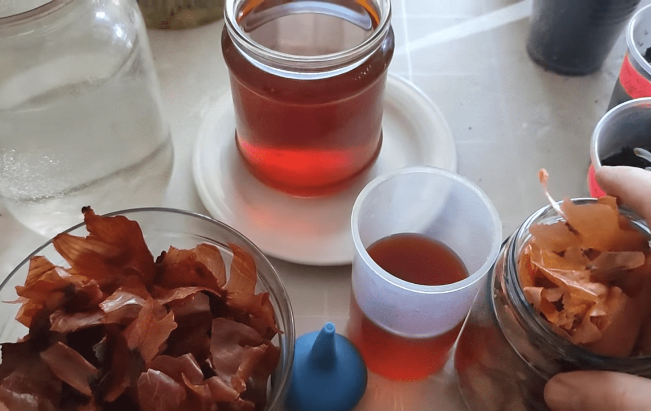 Дачники розповіли, як використовувати цибулеве лушпиння на городі