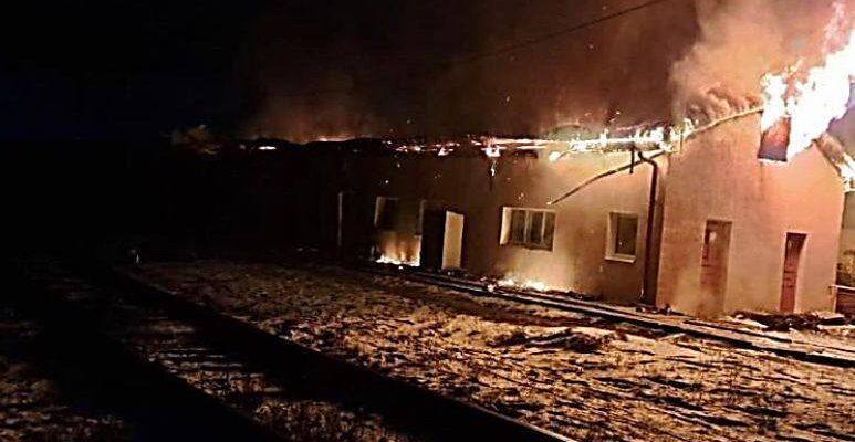 Потягів більше не чекайте: рф влупuла по залізниці по всій країні Потягів більше не чекайте: рф влупuла по залізниці по всій країні