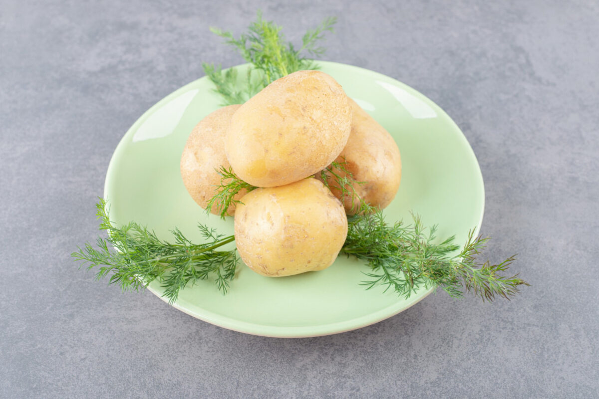 Як правильно варити картоплю, щоб вона швидко розварилася