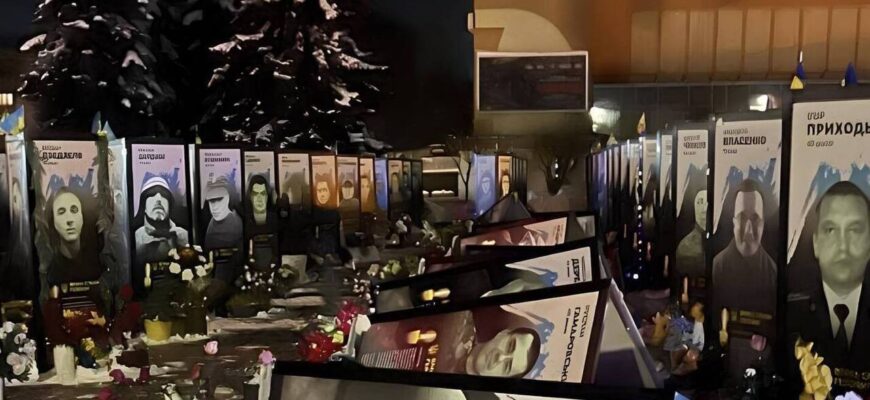 У Рівному жінка пошкодила портрети Героїв на Майдані Незалежності (ВІДЕО) У Рівному жінка пошкодила портрети Героїв на Майдані Незалежності (ВІДЕО)