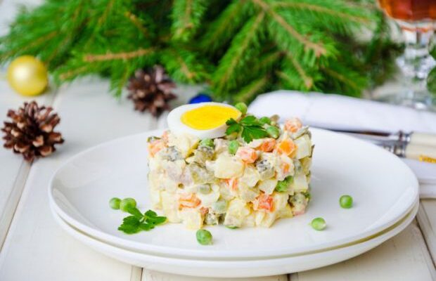 А ви це знали? Чому в СРСР в олівʼє додавали яблуко – дехто робить так досі А ви це знали? Чому в СРСР в олівʼє додавали яблуко – дехто робить так досі