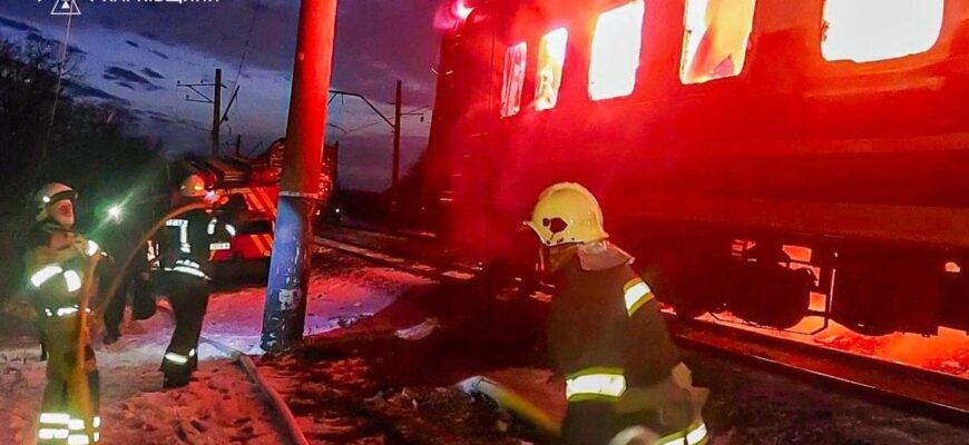Атака РФ по пасажирському потягу на Харківщині: кількість загиблих зросла (відео) Атака РФ по пасажирському потягу на Харківщині: кількість загиблих зросла (відео)