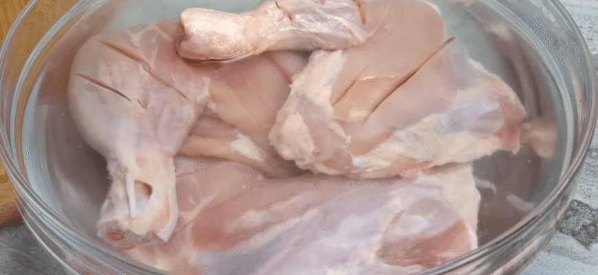 Чому у всіх така суха курка? Цей трюк я дізналася у ресторані: м’ясо буде дуже соковитим Чому у всіх така суха курка? Цей трюк я дізналася у ресторані: м’ясо буде дуже соковитим