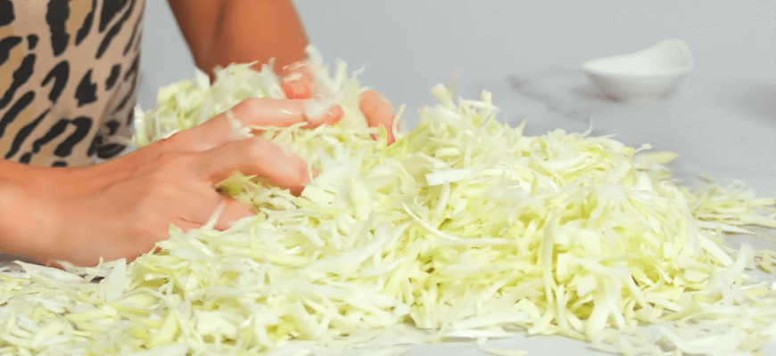 Квашена капуста “Для всіх” – не гірчить і не темніє. Секрет хрумкої й соковитої закуски Квашена капуста “Для всіх” – не гірчить і не темніє. Секрет хрумкої й соковитої закуски