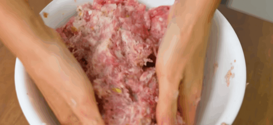 Котлетки “дожити до зарплатні”: як із 300 г фаршу зробити гору котлет – смачно та ситно Котлетки “дожити до зарплатні”: як із 300 г фаршу зробити гору котлет – смачно та ситно