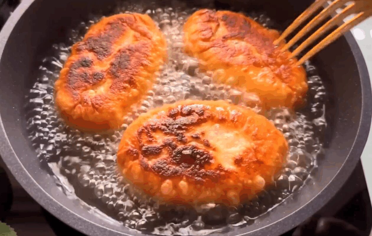 Кулінари поділились рецептом ніжних смажених пиріжків із мʼясом Кулінари поділились рецептом ніжних смажених пиріжків із мʼясом