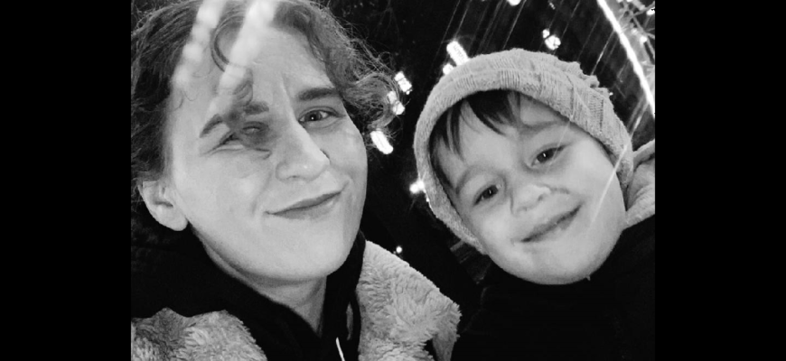 Трагедія, що сколихнула країну: на Дніпропетровщині попрощалися з 22-річною жінкою та її 3-річним сином, загиблими під час удару по Харкову. Фото Трагедія, що сколихнула країну: на Дніпропетровщині попрощалися з 22-річною жінкою та її 3-річним сином, загиблими під час удару по Харкову. Фото