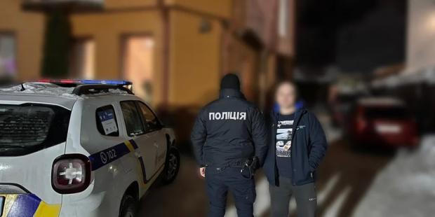 Біля Буковеля чоловік запустив салют, щоб привітати молодят, а далі в нього виникли проблеми (відео) Біля Буковеля чоловік запустив салют, щоб привітати молодят, а далі в нього виникли проблеми (відео)