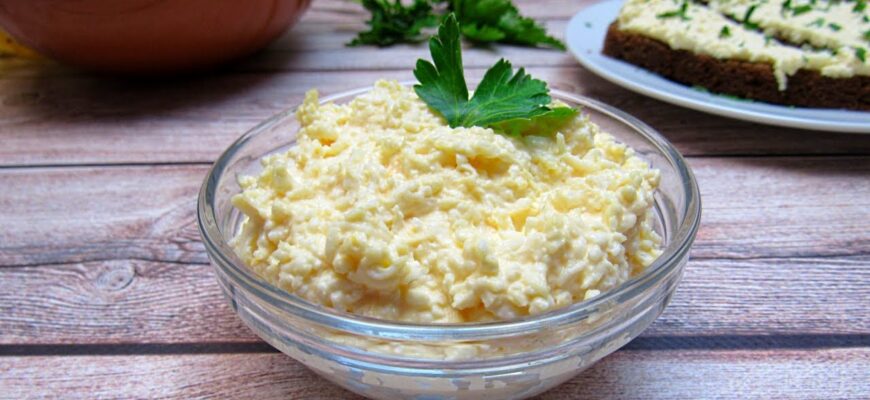 Самий з’їдаємий салат з плавленим сирком – їсиш і не можеш наїстись. Люблять всі, хто пробує Самий з’їдаємий салат з плавленим сирком – їсиш і не можеш наїстись. Люблять всі, хто пробує