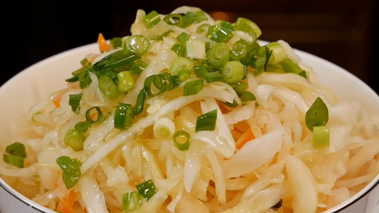 Господині розповіли, скільки солі потрібно покласти на 3-літрову банку капусти